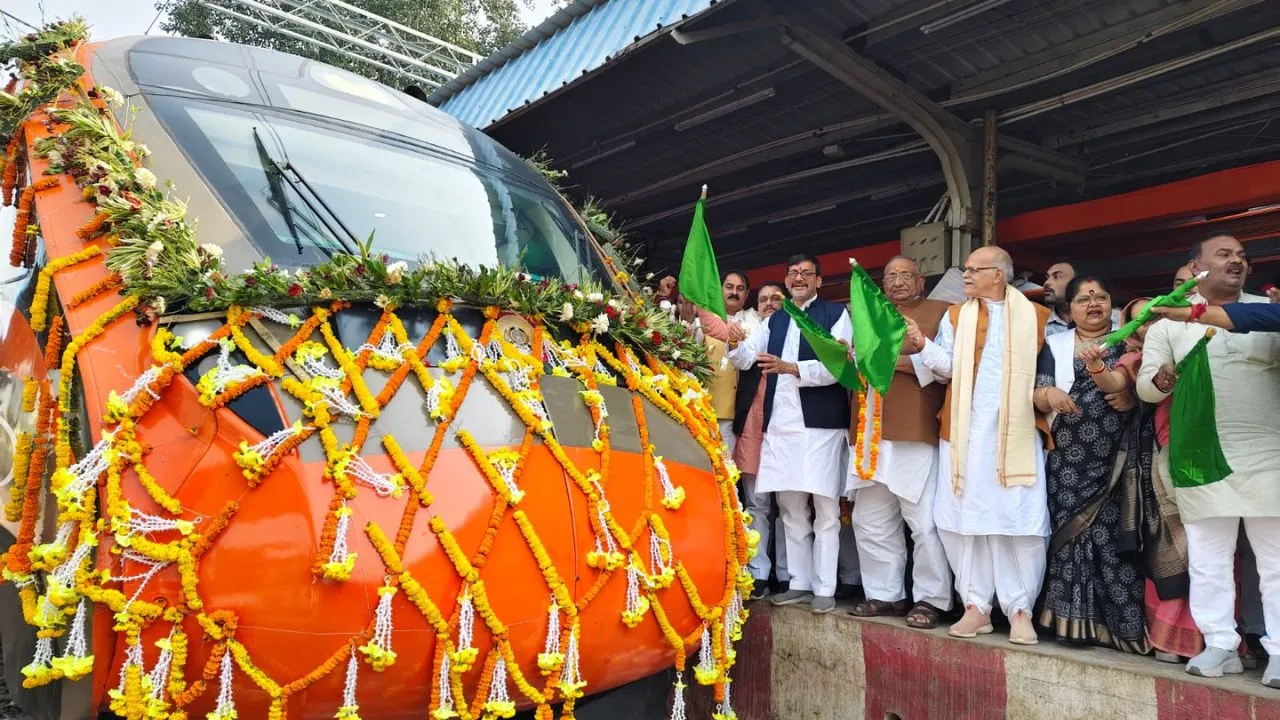 दुल्हन सी सजकर पहुंची वंदे भारत... हुआ जोरदार स्वागत, चित्रकूटधाम स्टेशन पर जनप्रतिनिधियों ने दिखाई हरी झंडी