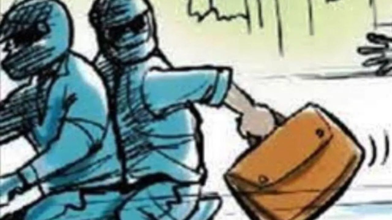  पहले पीटा फिर लूटा...  कौशांबी में घर लौट रहे सर्राफा कारोबारी से बदमाशों ने की लूट, रिपोर्ट दर्ज