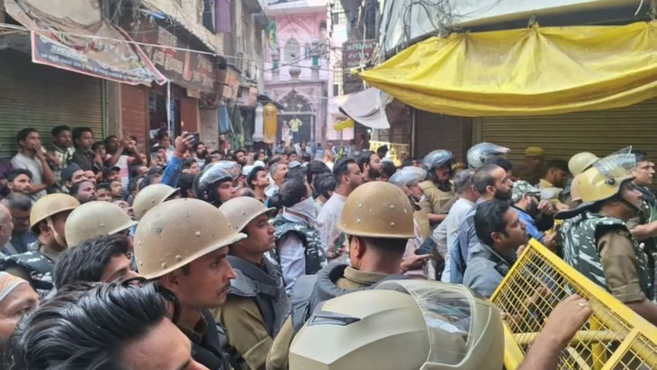   वाराणसी में दालमंडी सड़क चौड़ीकरण के विरोध में आये स्थानीय महिलाएं और पुरुष, मुकदमा दर्ज; हंगामे के बीच लौटे अधिकारी 