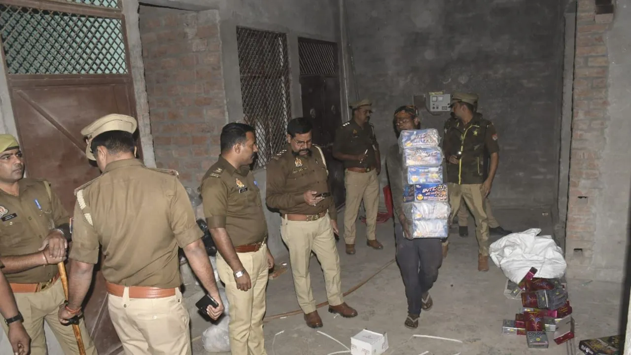 एक चिंगारी मचा देती तबाही... शहरी इलाके में बड़ी मात्रा में पटाखा मिलने से हड़कंप...व्यापारी पर मुकदमा