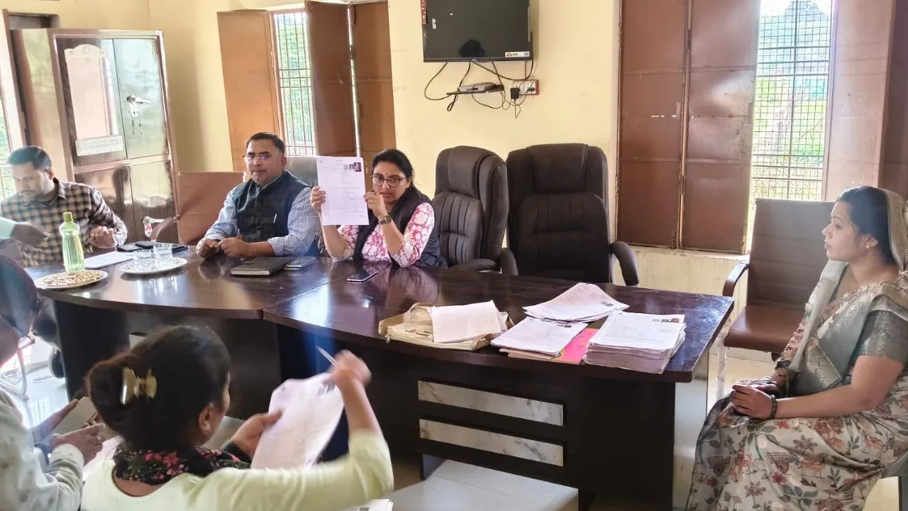 बाराबंकी में SDM ने परखा एसआईआर कार्य... दिए तेजी लाने के निर्देश, सुनिश्चित की जाए गणना कार्य