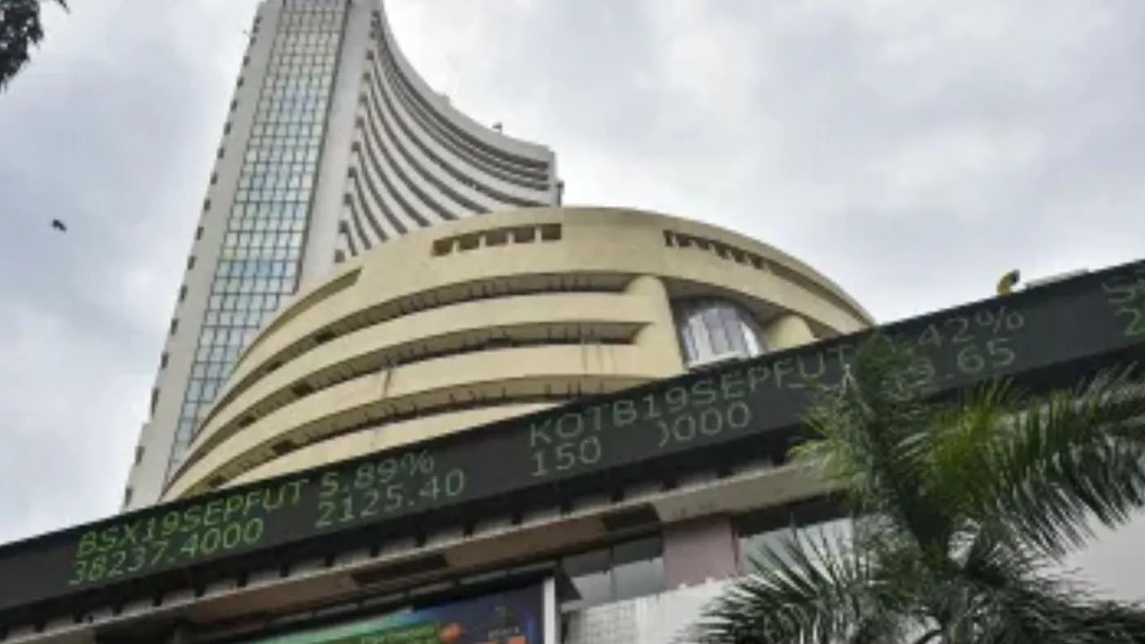 Stock Market Closed: गिरावट से उबरे शेयर बाजार... 319 अंक उछला सेंसेक्स, IT और फार्मा सेक्टरों में सबसे अधिक तेजी