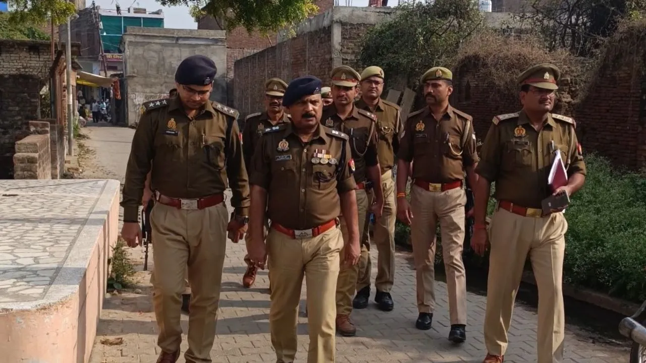 जालौन में एसपी ने किया निरीक्षण:  जुमे की नमाज़ से पहले लिया मस्जिदों की सुरक्षा व्यवस्था का जायजा, चौकसी और एक्टिव पुलिसिंग के निर्देश