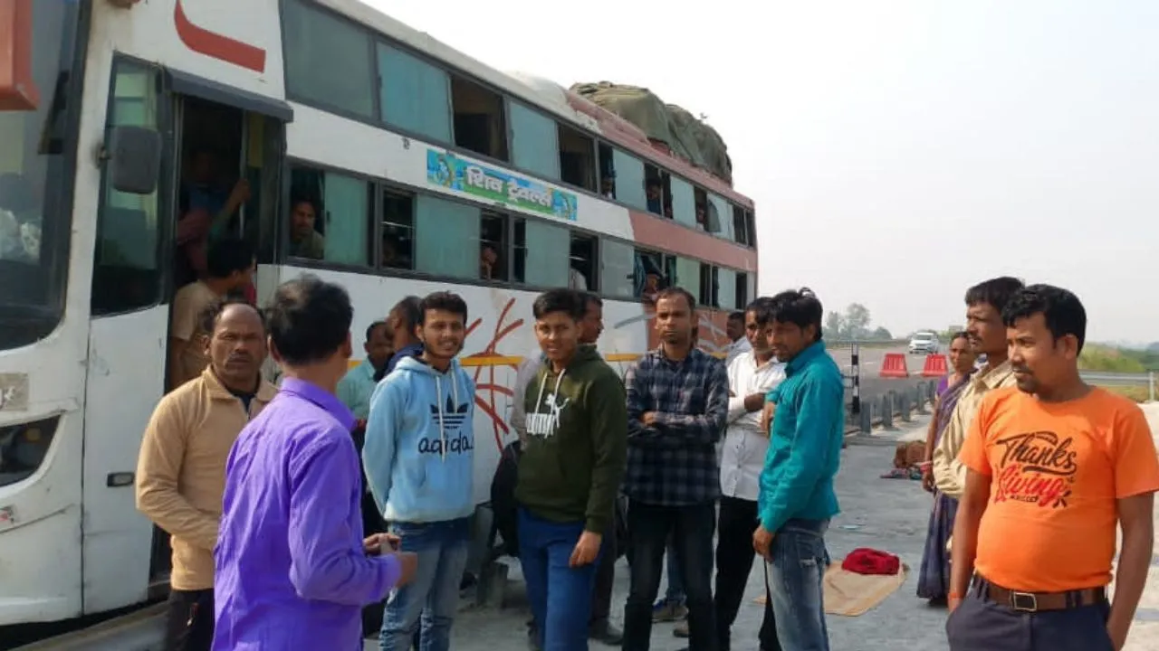  पूर्वांचल एक्सप्रेसवे पर खराब हुई प्राइवेट बस:  12 घंटे तक भूख-प्यास से बेहाल रहे यात्री, लापरवाही पर यात्रियों ने जताई नाराजगी 