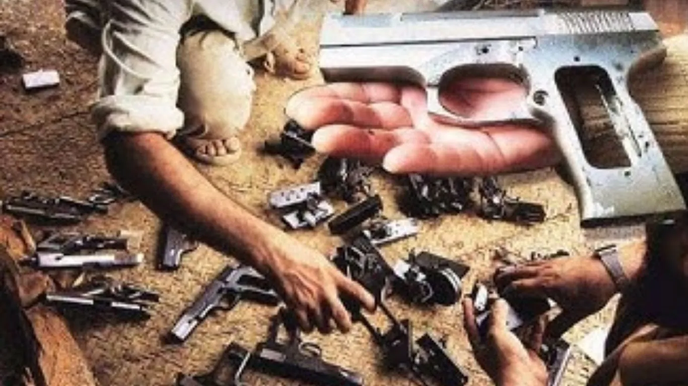  मौज मस्ती के लिए बेचते थे अवैध हथियार...  पुलिस ने किया गिरफ्तार; पिस्तौल, देसी तमंचे समेत कैश बरामद 