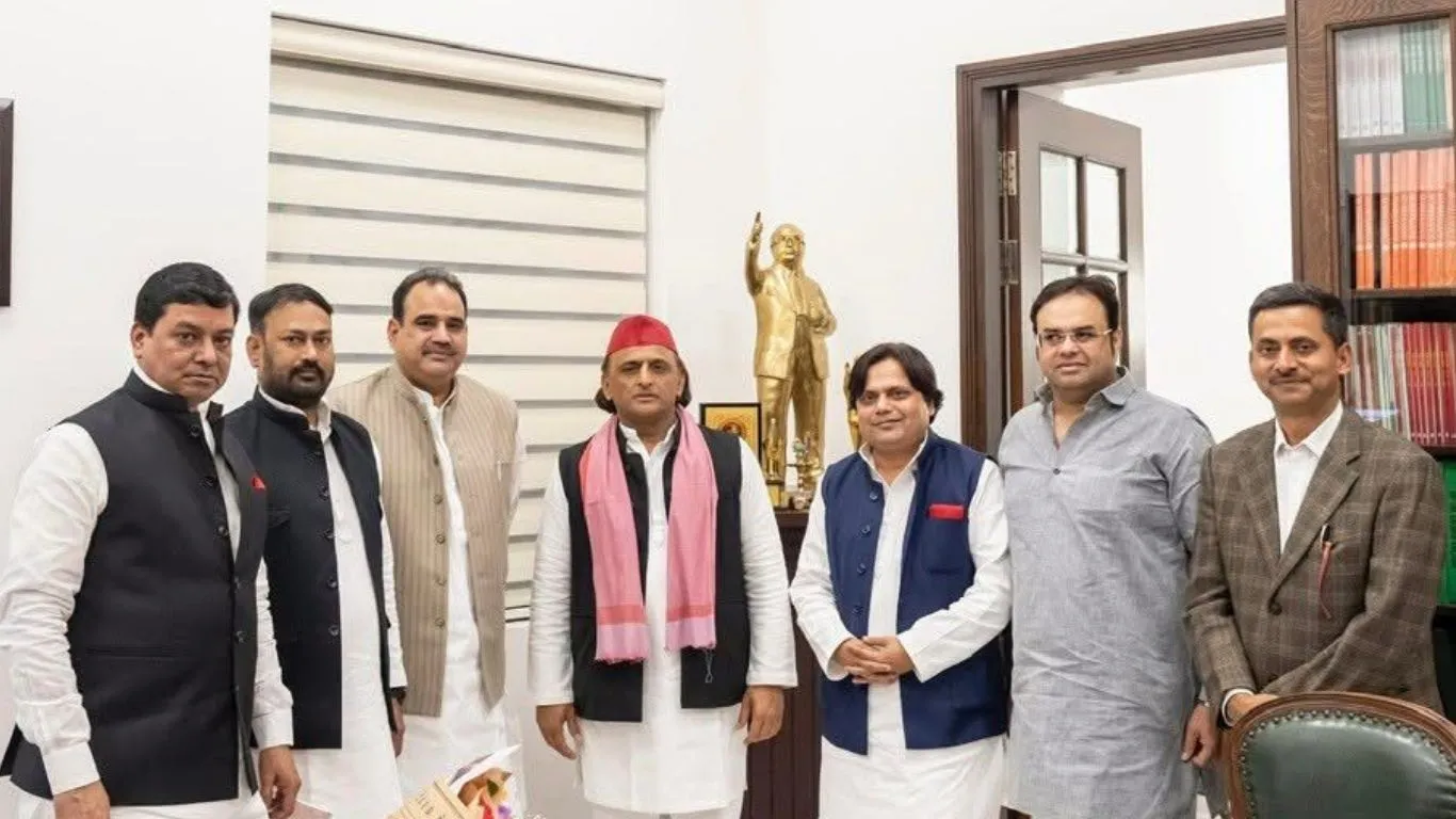  पीलीभीत :   सपा ज्वॉइन करेंगे बसपा सरकार के पूर्व मंत्री फूलबाबू, अखिलेश यादव से मुलाकात...    