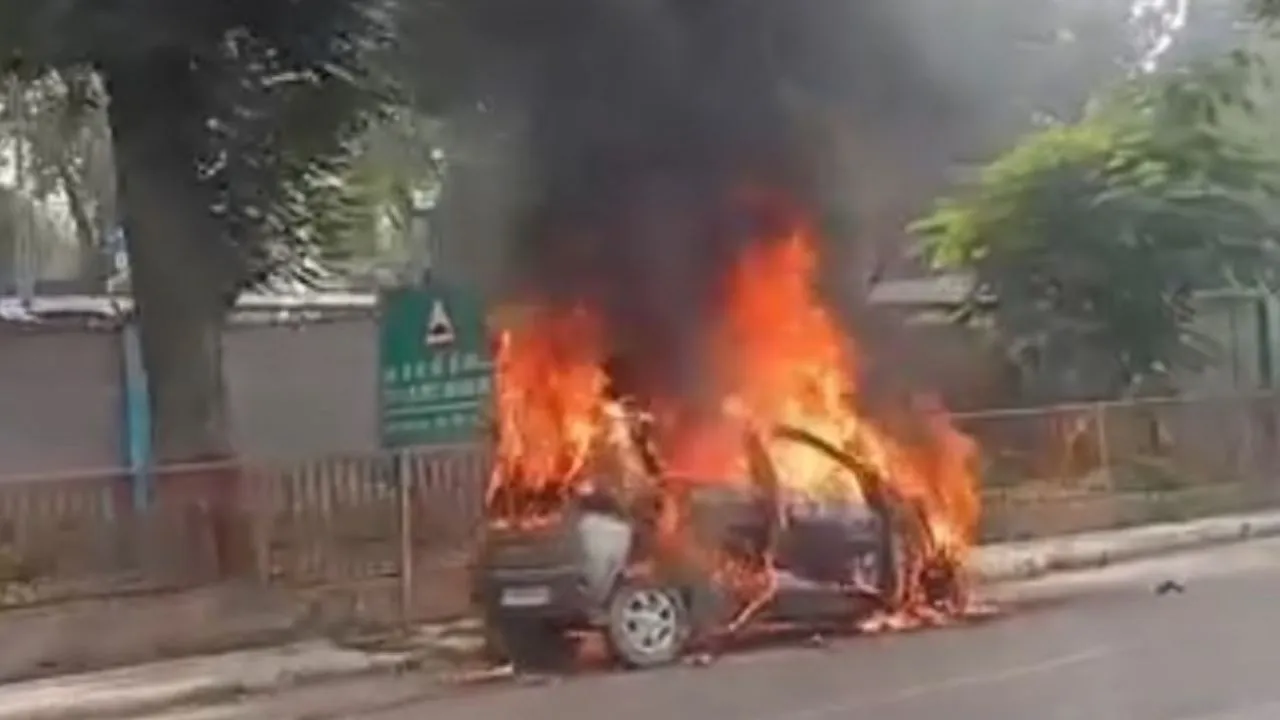   प्रयागराज-कानपुर हाइवे पर कार में लगी आग: मौके पर पहुंची दमकल विभाग, आग पर पाया काबू 