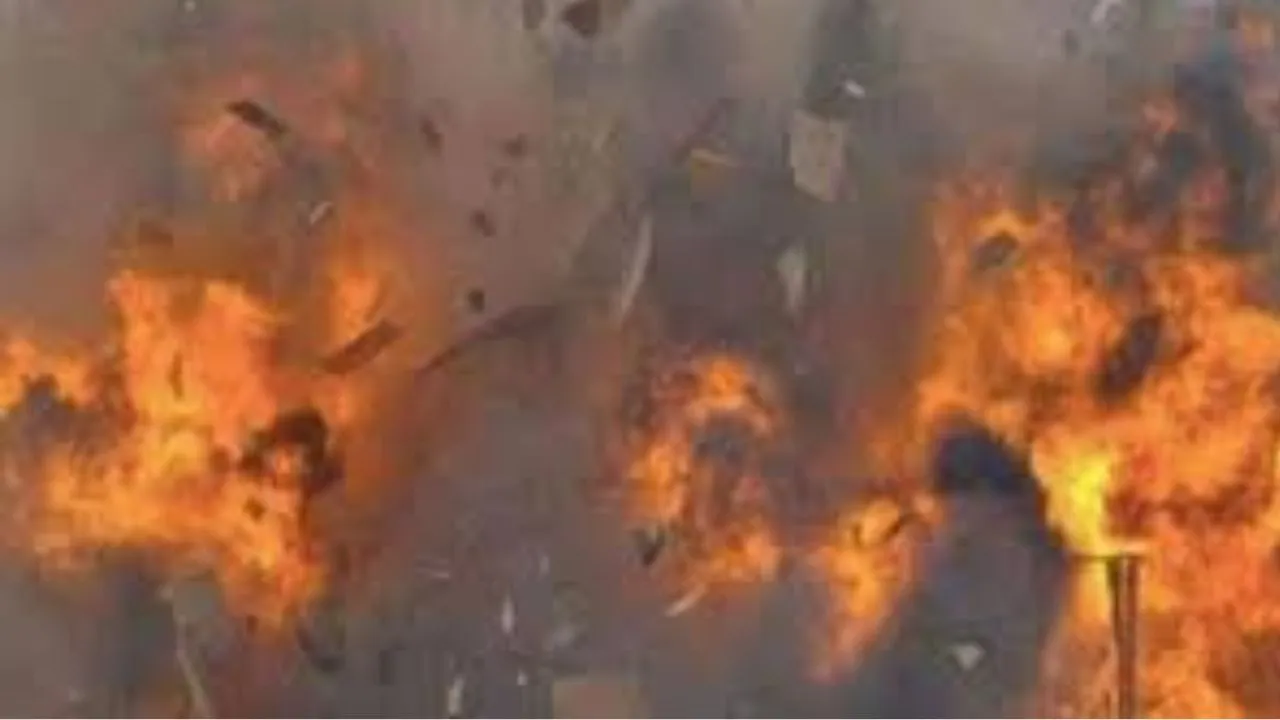 लखनऊ में पराली की चिंगारी से पटाखा फैक्ट्री में विस्फोट.. 3 किलोमीटर तक सुनाई दी आवाज, दिखा धुएं का गुबार