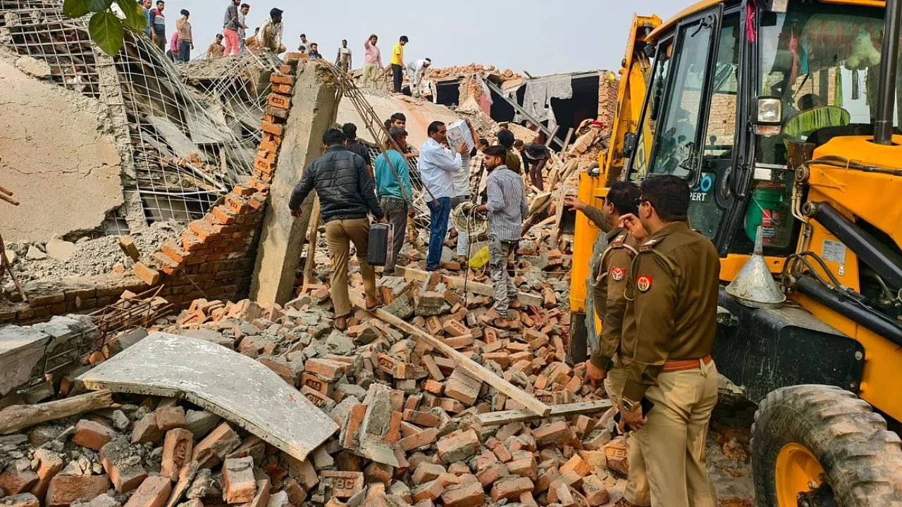   नोएडा में निर्माणाधीन मकान ढहा:  चार मजदूरों की मौत, मकान मालिक के खिलाफ मामला दर्ज  