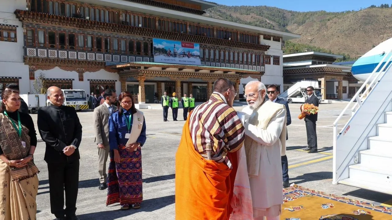  दो दिवसीय यात्रा पर भूटान पहुंचे प्रधानमंत्री मोदी, चतुर्थ नरेश की 70वीं जयंती पर होंगे शामिल