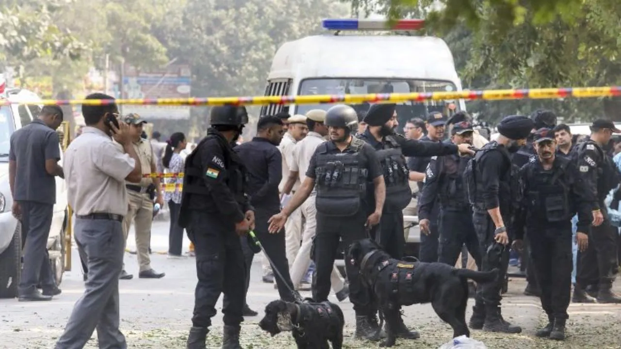 दिल्ली के दो कोर्ट और दो CRPF स्कूलों को बम से उड़ाने की सूचना, जांच के बाद निकली फर्जी