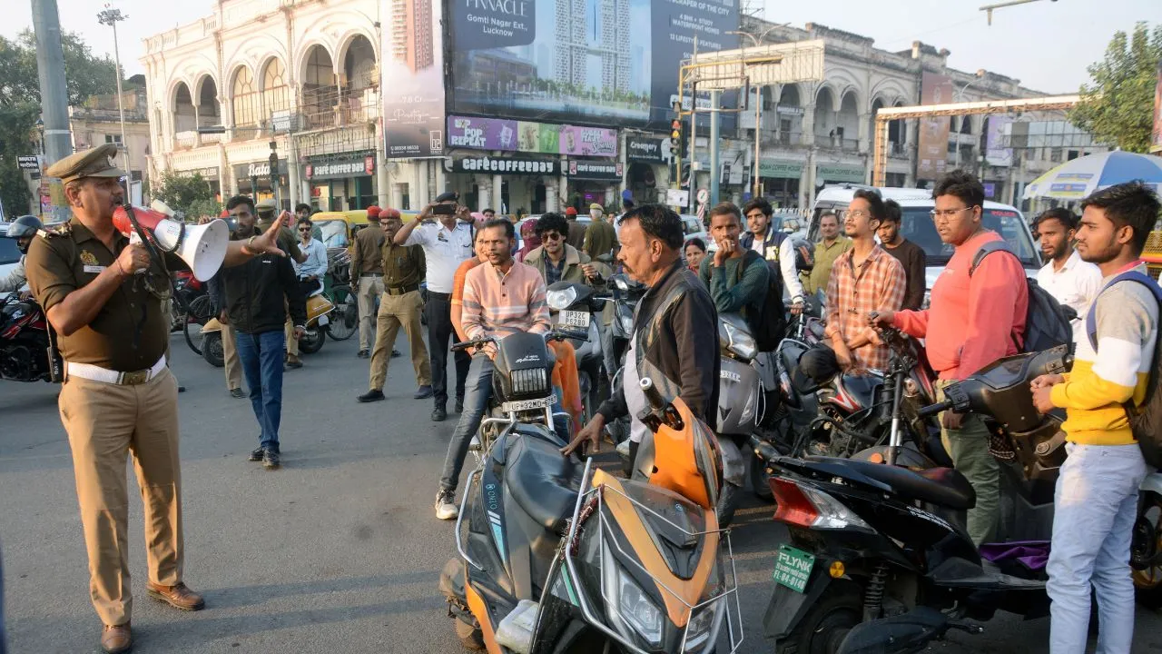  हाथ उठाकर बोले सॉरी, बिना हेल्मेट गाड़ी नहीं चलाएंगे...यातायात माह के दौरान ट्रैफिक का अभियान 