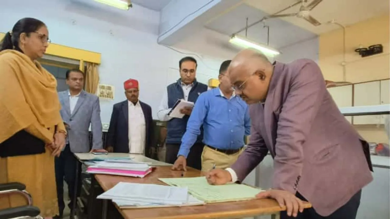 परिसर में गंदगी, शीशे टूटे...  कार्यालय का औचक निरीक्षण कर भड़के DM, 6 अनुपस्थित कर्मचारियों के वेतन काटें 