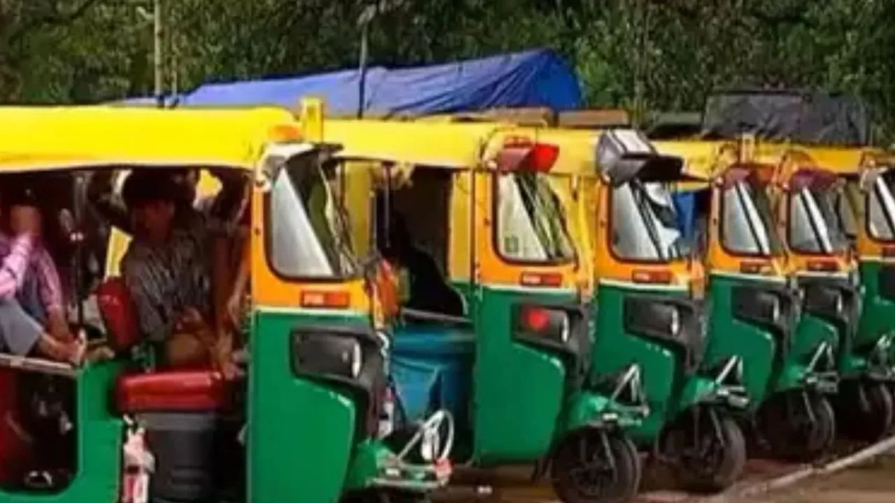  अवैध वसूली के विरोध में ऑटो लोडर चालकों का प्रदर्शन:  परिवहन मंत्री का आवास घेरने पहुंचे, बोले आत्मदाह करेगें 