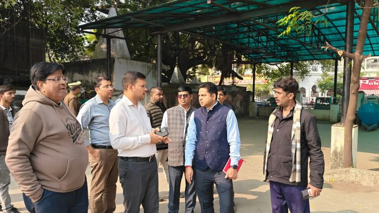  अमीनाबाद में जल्द मिलेगी पार्किंग की सुविधा:   नगर आयुक्त ने पार्किंग और रैन बसेरा का किया निरीक्षण, जल्द निर्माण  पूरा करने के निर्देश