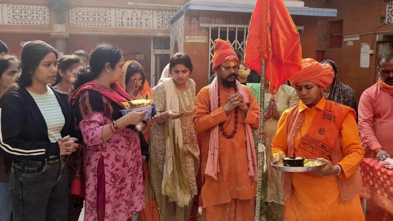 मनकामेश्वर मंदिर में मनाया गया भगवान श्रीराम और सीता का विवाह, देव्यागिरि महाराज ने फहराया ध्वज