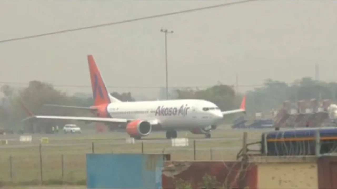 वाराणसी एयरपोर्ट पर वापस लौटा मुंबई जा रहा विमान:  इमरजेंसी गेट खोलने की कोशिश, पुलिस हिरासत में यात्री 