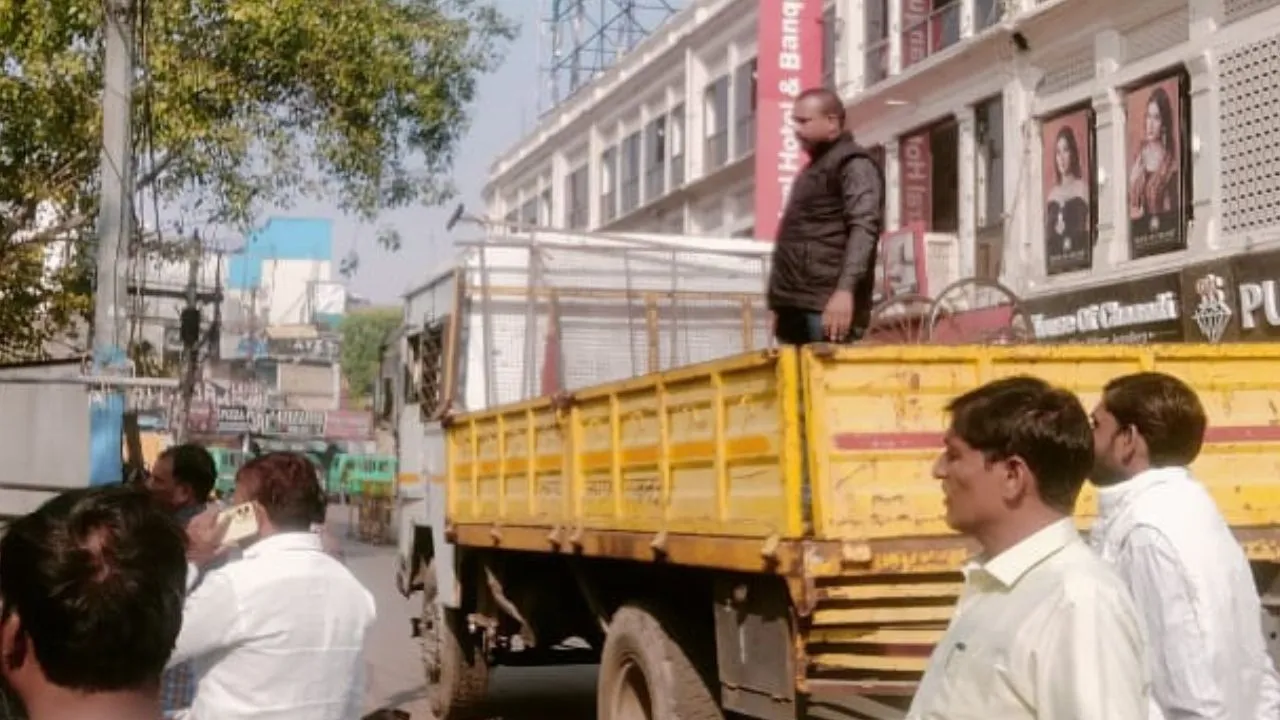 अमीनाबाद में झंडेवाला पार्क के चारों ओर हटाईं झोपड़ियां ...अवैध पार्किंग कराई खाली, दो ट्रक सामान जब्त