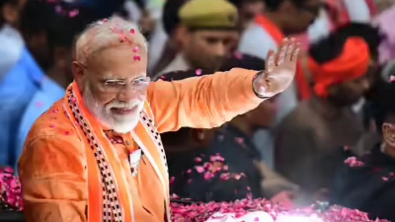 पीएम मोदी का वाराणसी दौरा :  बनारस स्टेशन को देंगे वंदेभारत एक्सप्रेस ट्रेन की सौगात, भव्य स्वागत में जुटी भाजपा 