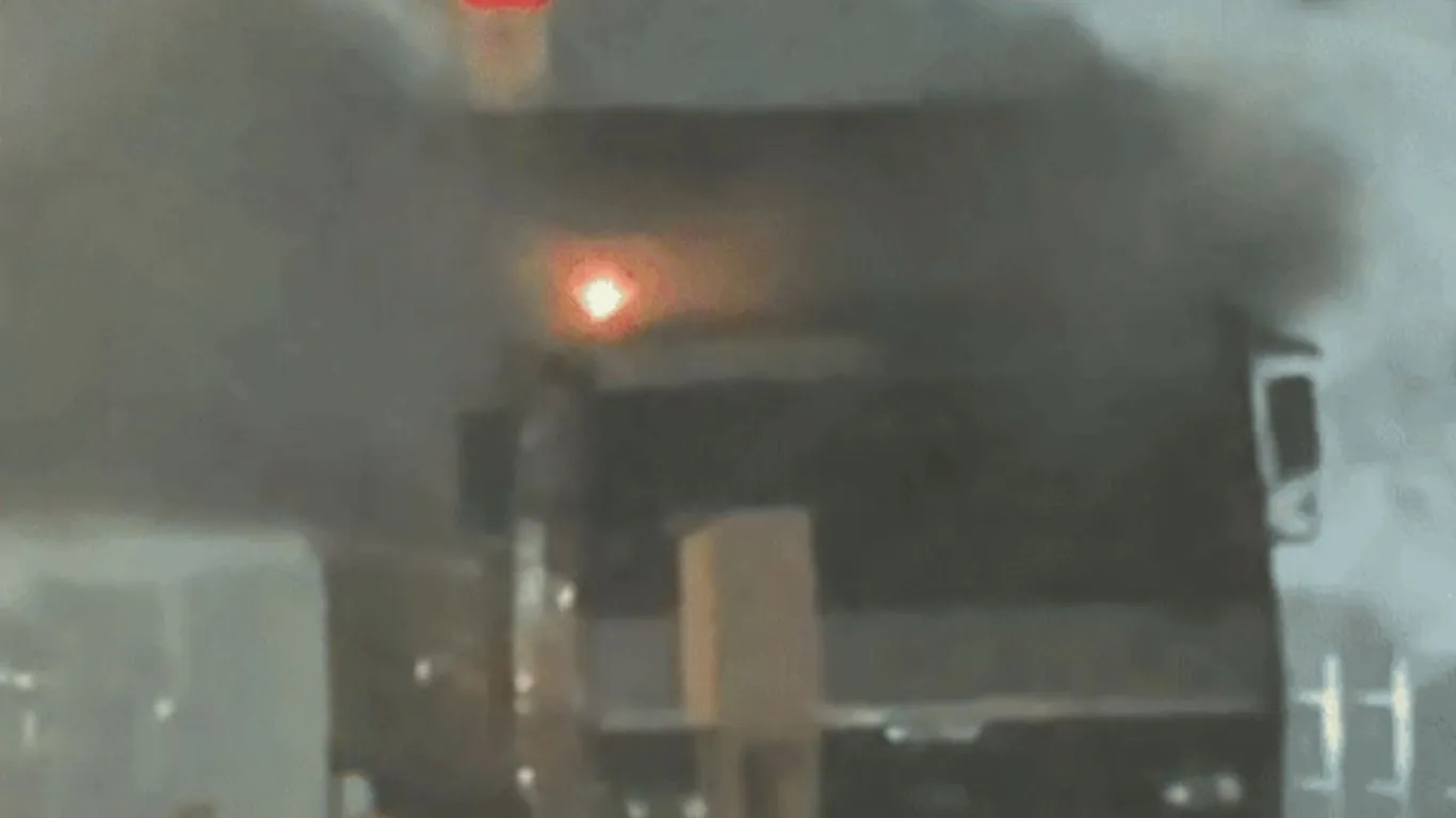   प्रयागराज :  हनुमानगंज बाजार में सीएनजी गैस लीक, वाराणसी जा रही DCM के कास्केड सिस्टम में आई खराबी के चलते रिसाव 