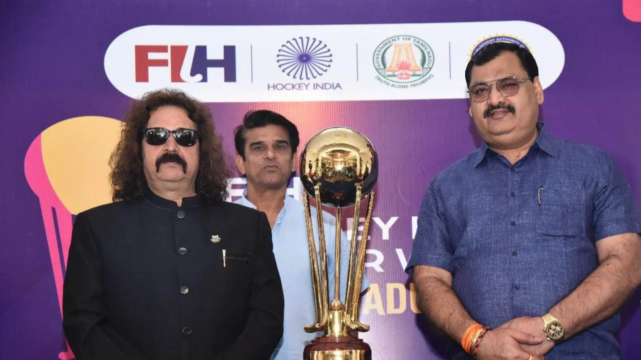 FIH Hockey Men's Junior World Cup:  चमचमाती ट्रॉफी के दीदार के लिए उमड़ी खेल प्रेमियों की भीड़, ट्रॉफी के साथ खिलाड़ियों ने ली सेल्फी