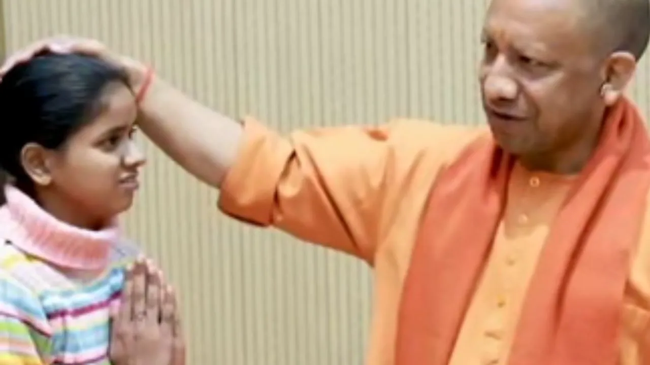  कानपुर की मूक-बधिर ख़ुशी से सीएम योगी की छोटी सी मुलाकात, शिक्षा और आवास की उठाई जिम्मेदारी