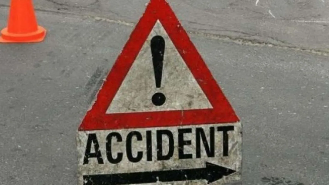 Mau Accident: मऊ में पलटी बेकाबू डबल डेकर बस...14 यात्री घायल, ड्राइवर को झपकी आने से हुआ हादसा 