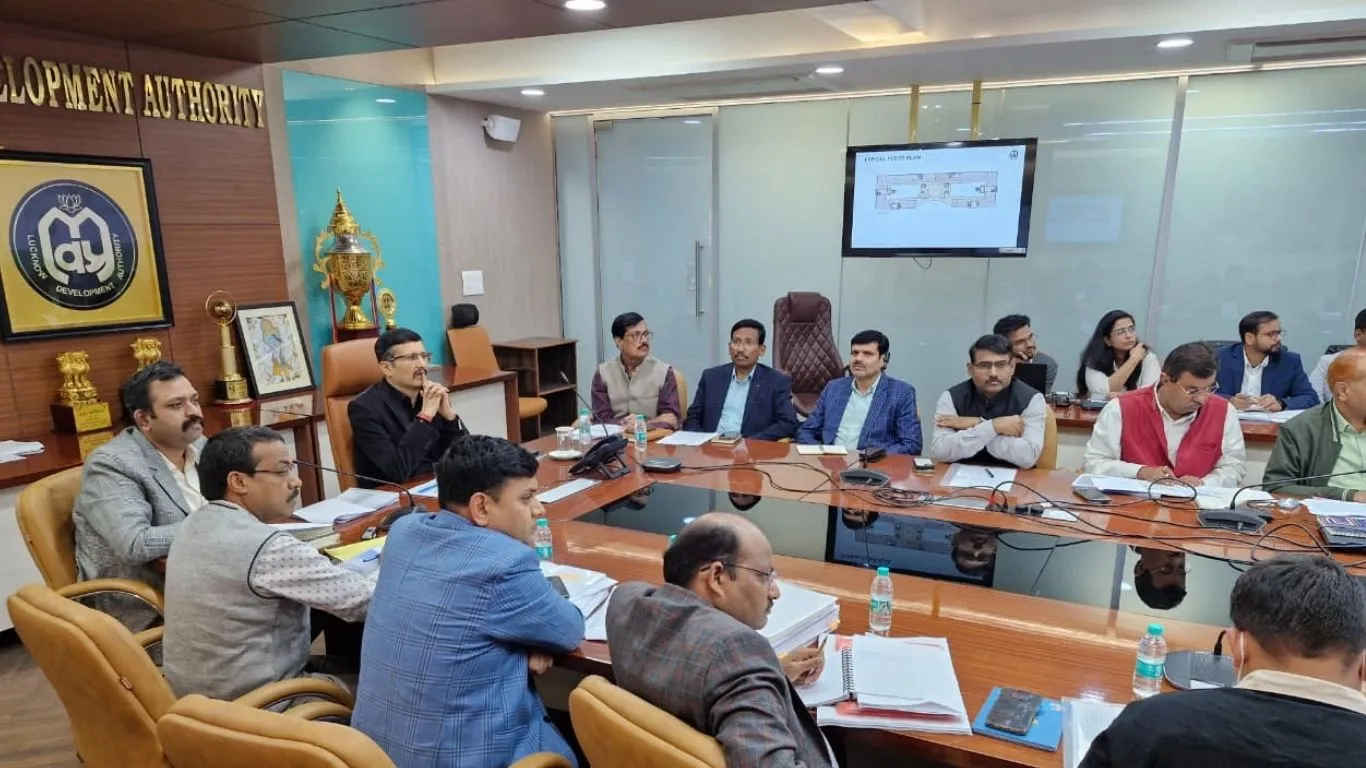   लखनऊ में 440 करोड़ से बनेगा एकीकृत मण्डलीय कार्यालय:  4 मंजिला कोर्ट रूम और मल्टीलेवल पार्किंग, समीक्षा बैठक में परियोजना का प्रेजेन्टेशन