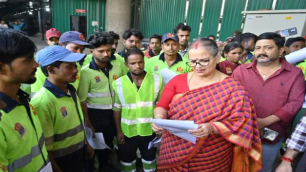 अवैध बांग्लादेशी और रोहिंग्याओं को लेकर लखनऊ में अभियान, महापौर सुषमा खर्कवाल ने चेक किए कर्मचारियों के कागजात 
