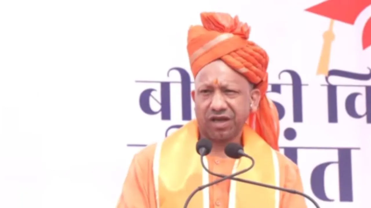  लखनऊ में BBD विश्वविद्यालय का दीक्षांत समारोह: बोले मुख्यमंत्री योगी, 'जारी रहेगी भारत की विकास यात्रा, लकीर की फ़क़ीर नहीं बन सकते'