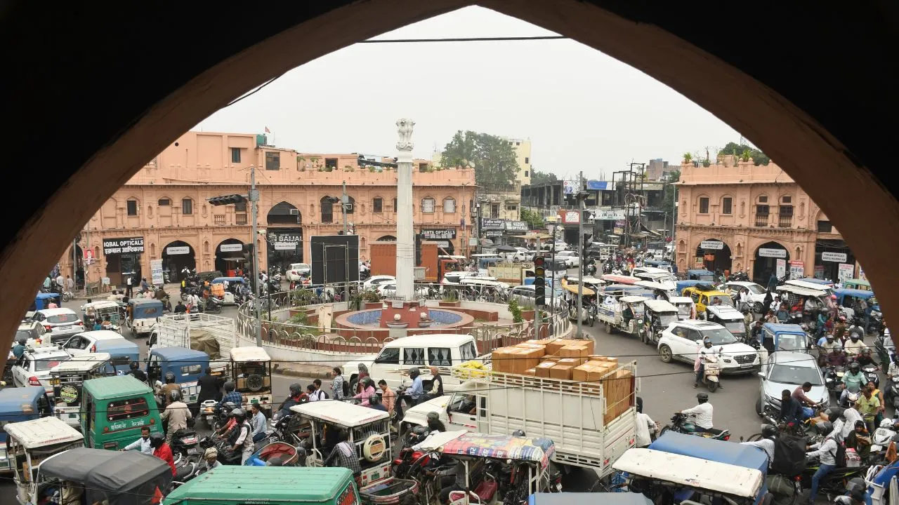 Traffic Month:   लखनऊ में प्रमुख चौराहों का हाल बेहाल: कैसरबाग़ में जाम... रेंगते वाहन, ठीक से काम नहीं कर रहे  सिग्नल  