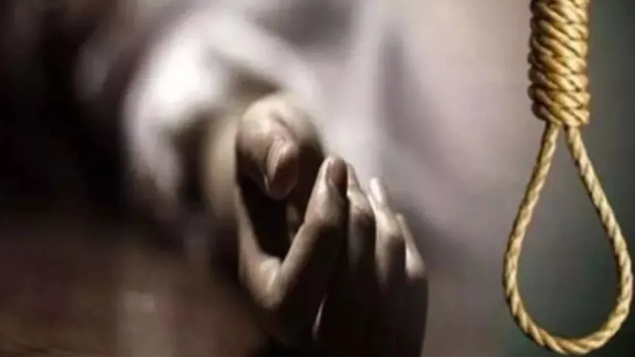  रायबरेली में पत्नी की हत्या कर खुद फांसी लगाकर दी जान:  मामूली बात को लेकर हुआ था विवाद, बंद कमरे में मिला दंपत्ति का शव 