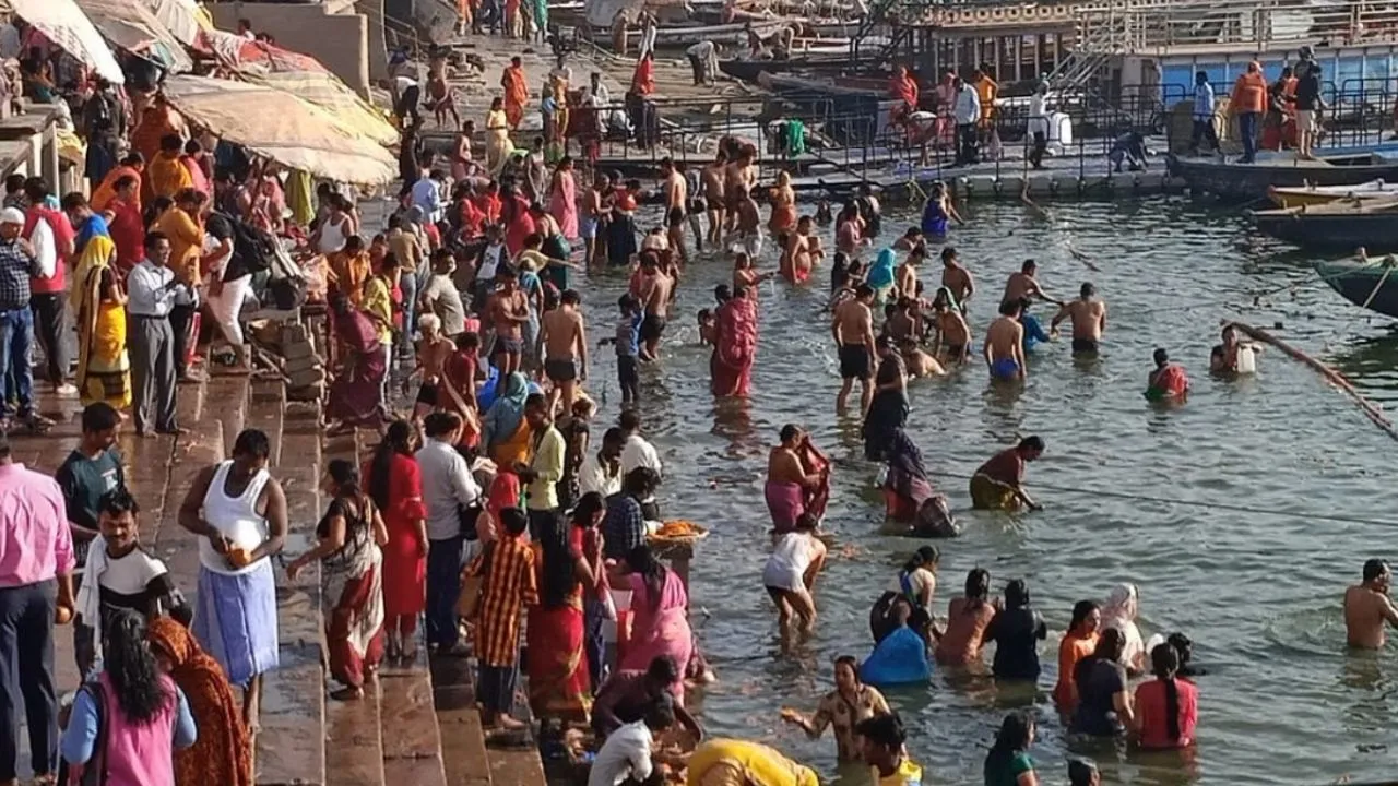 Kartik Purnima 2025: काशी के घाटों में उमड़ा जनसैलाब... दीपों से साजेगें घाट, महादेव और भगवान विष्णु को समर्पित विशेष दिन