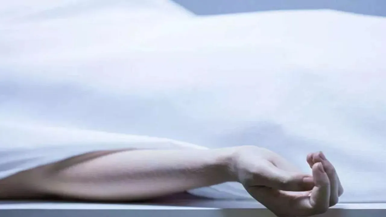 सीतापुर जेल में दुष्कर्म कैदी की मौत, प्रबंधन पर लापरवाही का आरोप: परिजन बोले-मुलाकात के दौरान पूरी तरह स्वस्थ था बेटा 