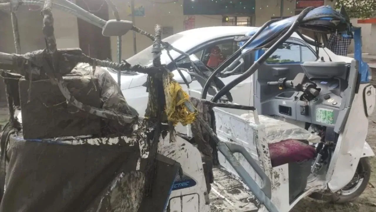 कानपुर में ई-रिक्शा पलटकर खुले नाले में गिरा, कार्तिक पूर्णिमा पर गंगा स्नान के लिये जा रहे दो श्रद्धालुओं की मौत 