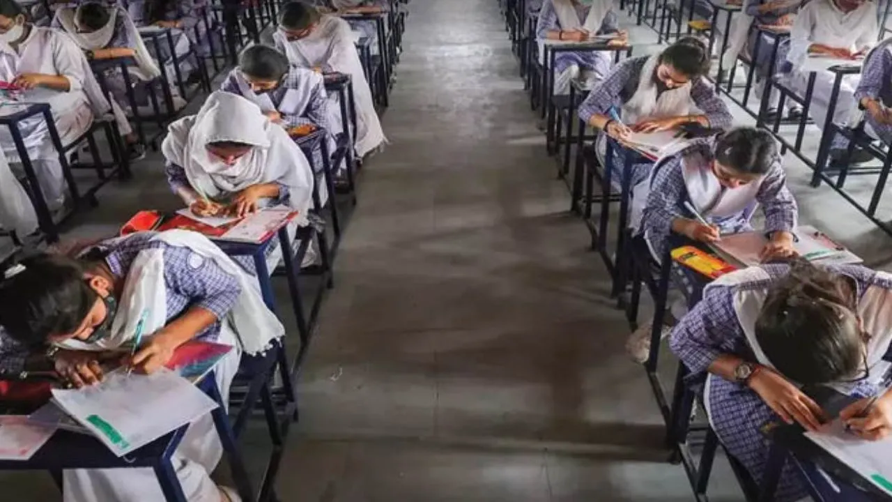 अब क्लिक पर तय होगा बोर्ड परीक्षा का केंद्र... नकल गैंग पर नकेल, शिक्षा विभाग ने लागू की डिजिटल व्यवस्था 