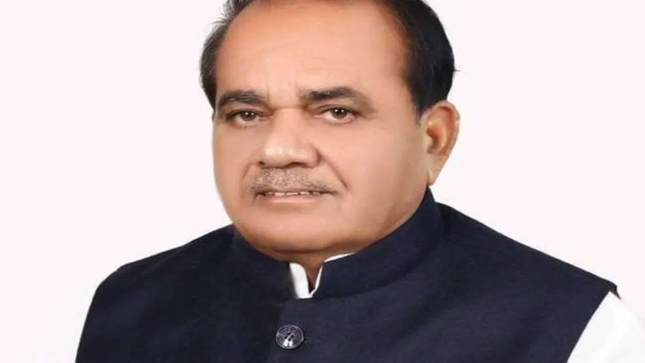 पूर्व मंत्री अंटू मिश्रा की एंट्री की चर्चा पर उबले सपाई, कहा - पार्टी में शामिल करने पर होगा बड़ा नुकसान 