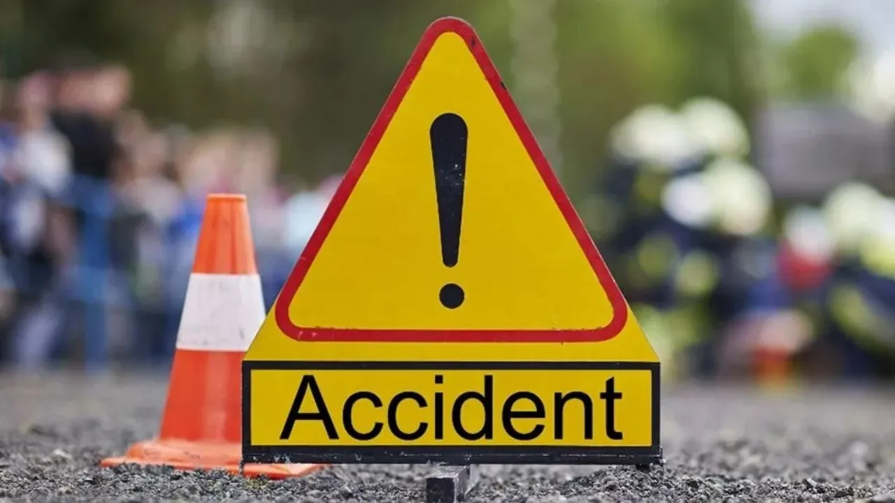 गोंडा में तेज रफ्तार का कहर... ट्राली से टकराई नाबालिगों की बाइक, एक की मौत, दो की हालत गंभीर 