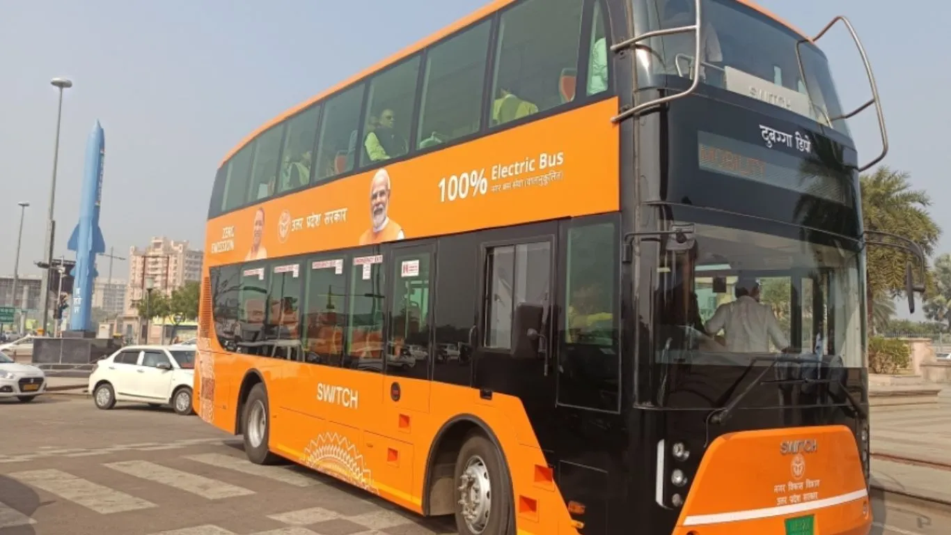 लखनऊ में महिलाओं ने लिया डबल डेकर की मुफ्त सवारी का आनंद, सालभर में 3,065 महिलाओं ने उठाया नि:शुल्क सेवा का लाभ