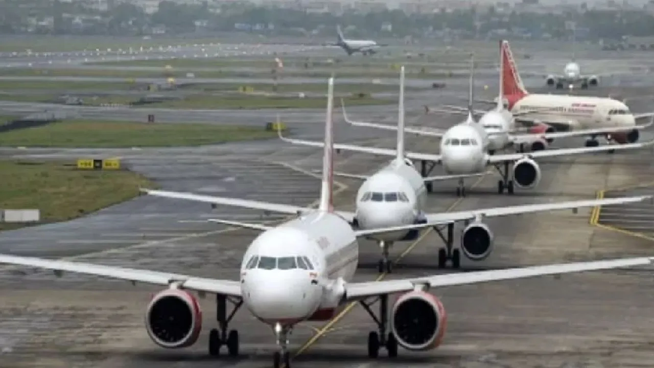 लखनऊ एयरपोर्ट पर 45 से अधिक उड़ानें प्रभावित:   टर्मिनल पर फंसे रहे सैकड़ों यात्री, नाराज यात्रियों ने किया हंगामा  