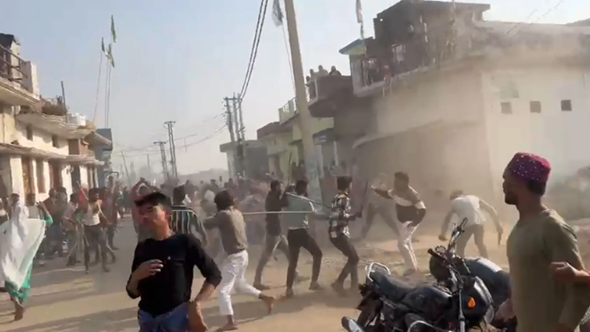 Bareilly : कूड़ा डालने के विवाद में हुआ पथराव...जमकर चले लाठी डंडे, वीडियो वायरल