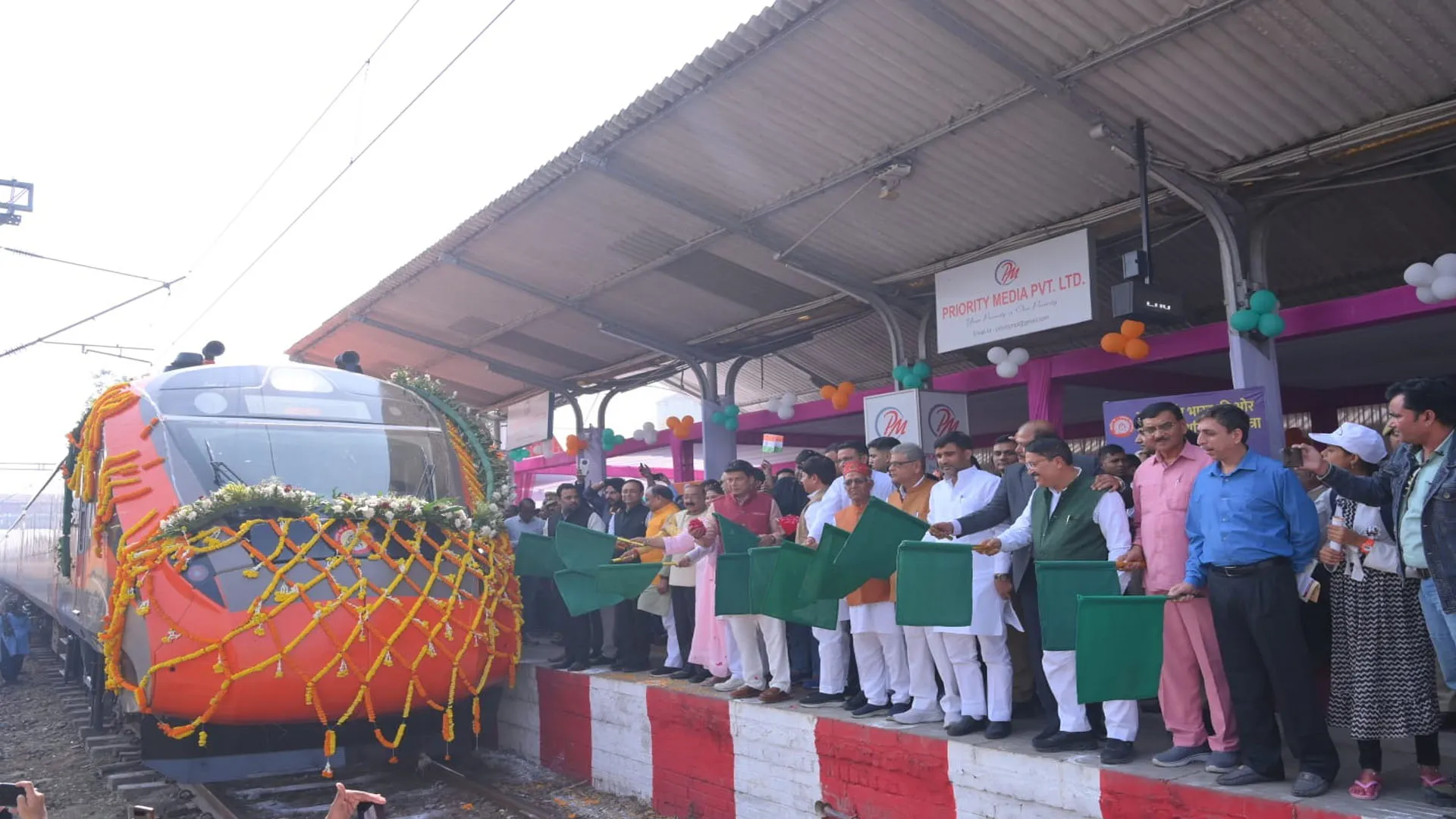 Bareilly: जंक्शन पहुंची लखनऊ-सहारनपुर वंदे भारत...बरेली को तीसरी सेमी हाईस्पीड ट्रेन मिलने का दिखा उत्साह 