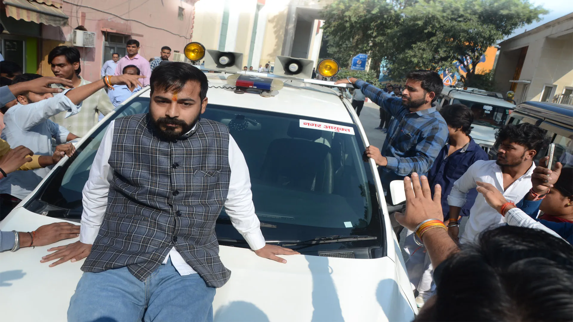 Bareilly : नगर निगम बना अखाड़ा...एबीवीपी नेताओं और अधिकारियों में हाथापाई, हंगामा