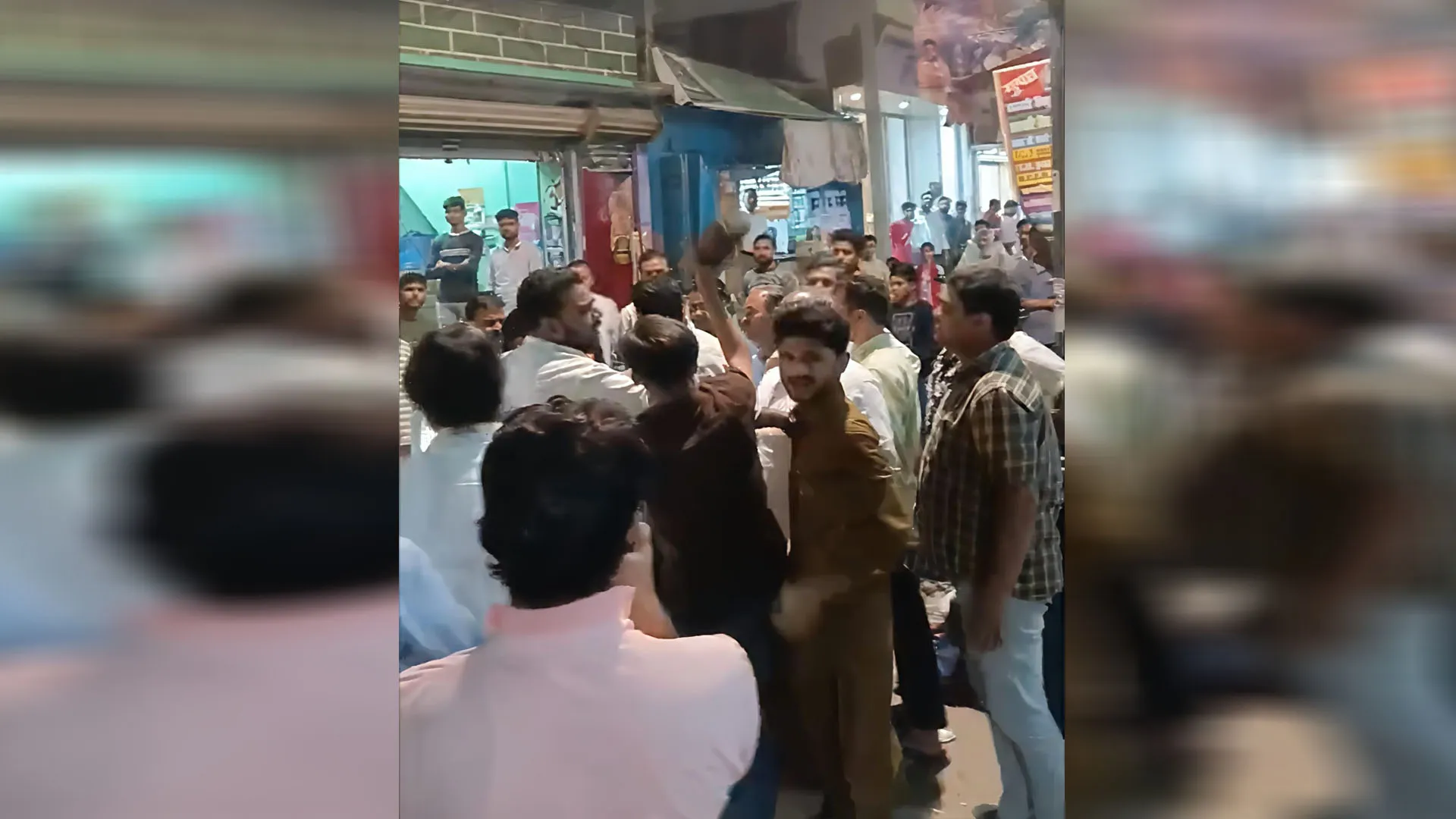 Pilibhit: पान की दुकान में बाइक टकराने पर विवाद, सांप्रदायिक रंग देने की कोशिश