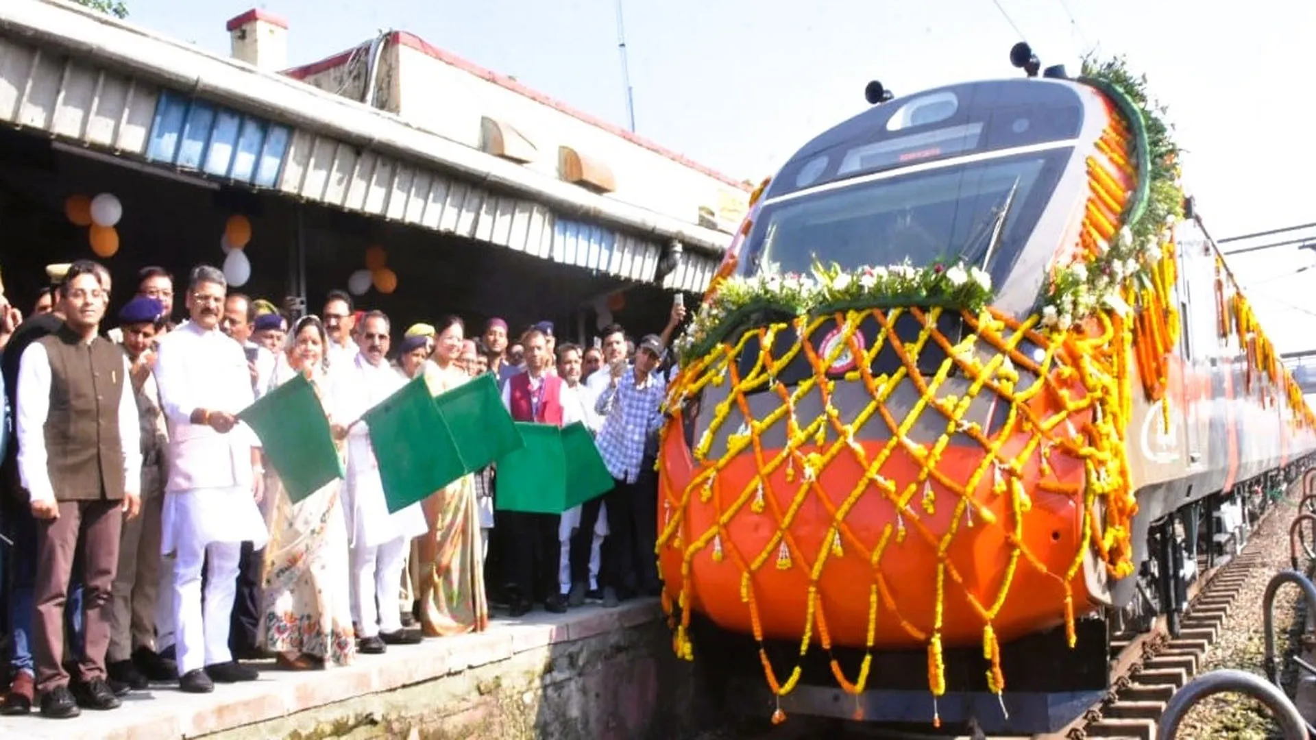 Moradabad: मुरादाबाद रेल मंडल को मिली नई वंदे भारत, रेलवे स्टेशन पर स्वागत