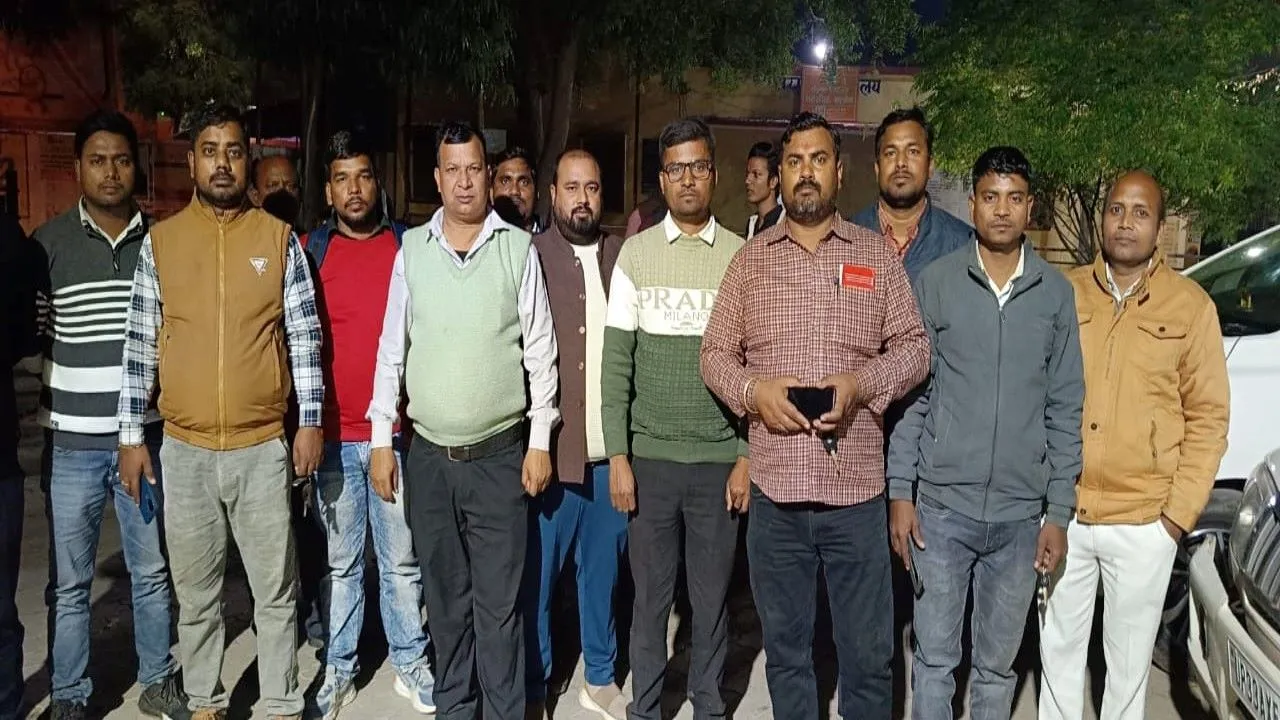 प्रधान ने एसआईआर फार्म फाड़ ताना तमंचा : महिला बीएलओ और लेखपाल को पीटा