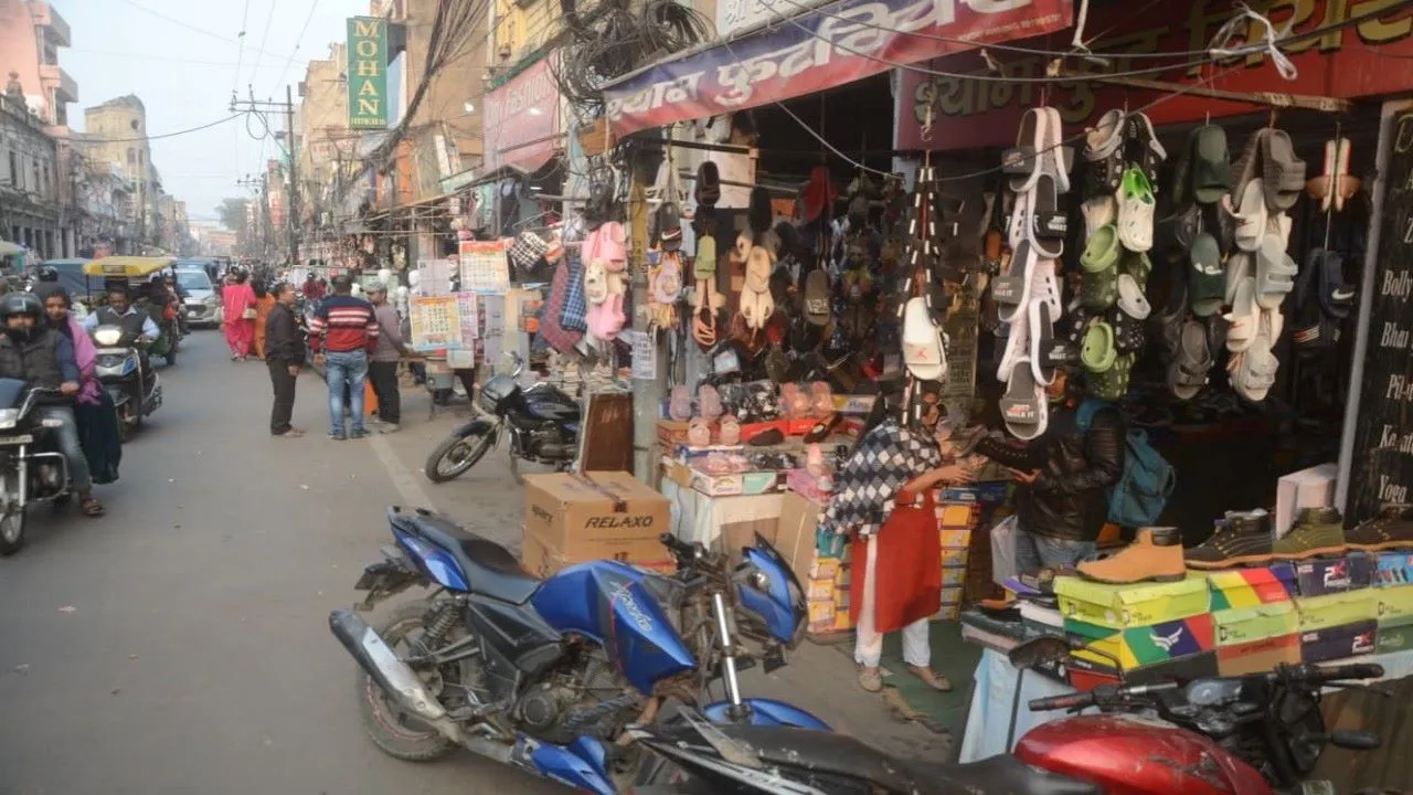कानपुर : बाजारों के अतिक्रमण में खो गया फुटपाथ और सड़क