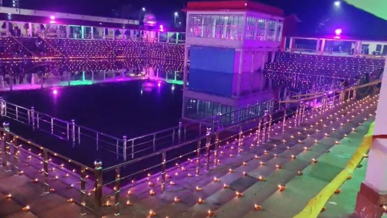  बाराबंकी :  देव दीपावली पर जगमगाए घाट और मंदिर, 7100 दीपों से खिला नागेश्वरनाथ घाट