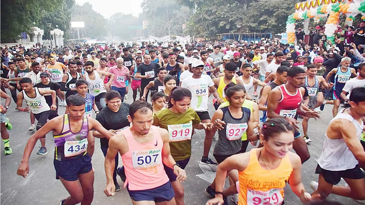  इंदिरा मैराथन में महिला और पुरुष धावकों ने एक साथ लगाई दौड़, आयुक्त और डीएम ने दिखाई हरी झंडी 