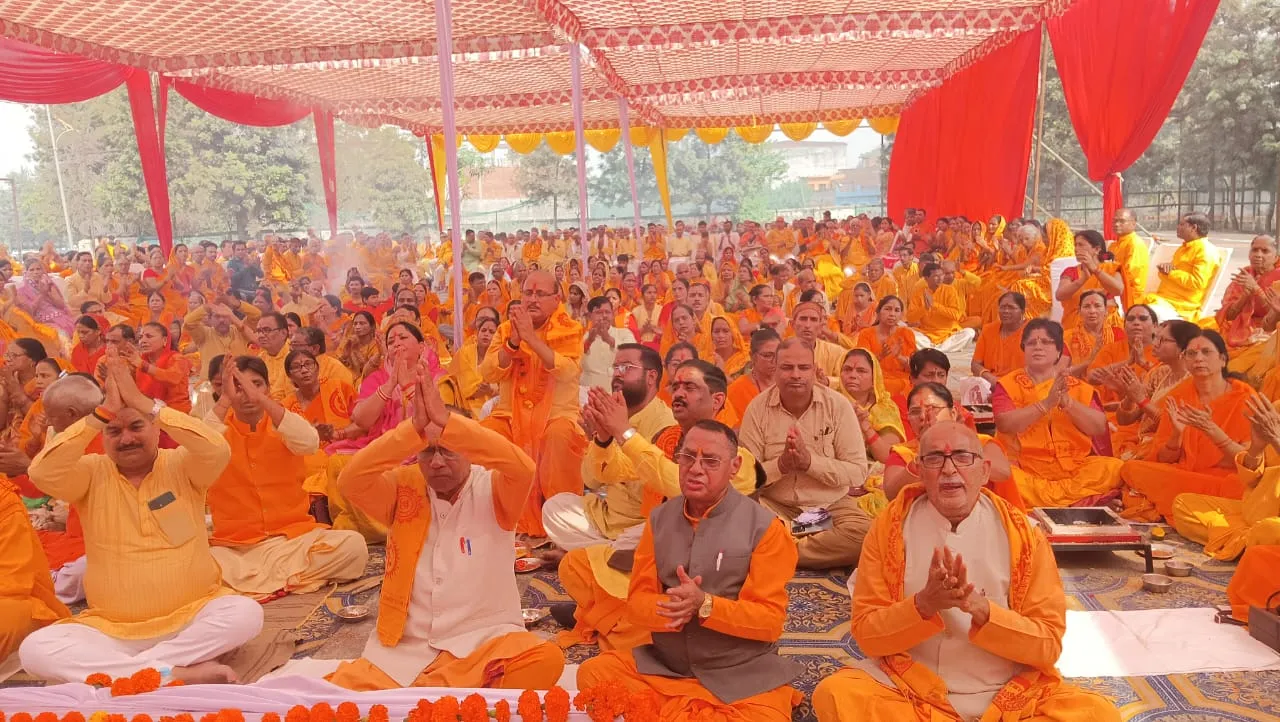 बाराबंकी :251 कुण्डीय गायत्री महायज्ञ की तैयारी का शुभारंभ, भूमि पूजन के साथ गूंजी वैदिक स्वर लहरियां